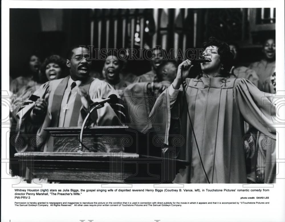 1997 Press Photo Whitney Houston and Courtney B. Vance star in Preacher&#39;s Wife - Historic Images