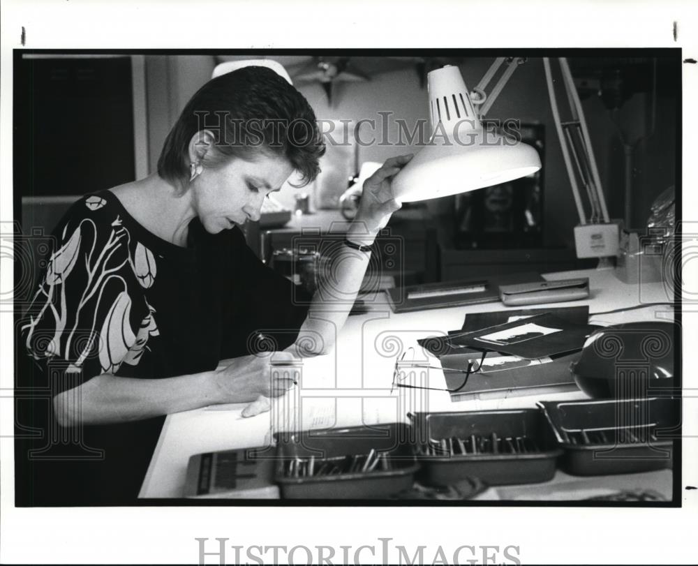 1989 Press Photo Nan Wiggins in her home office. - cva51055 - Historic Images