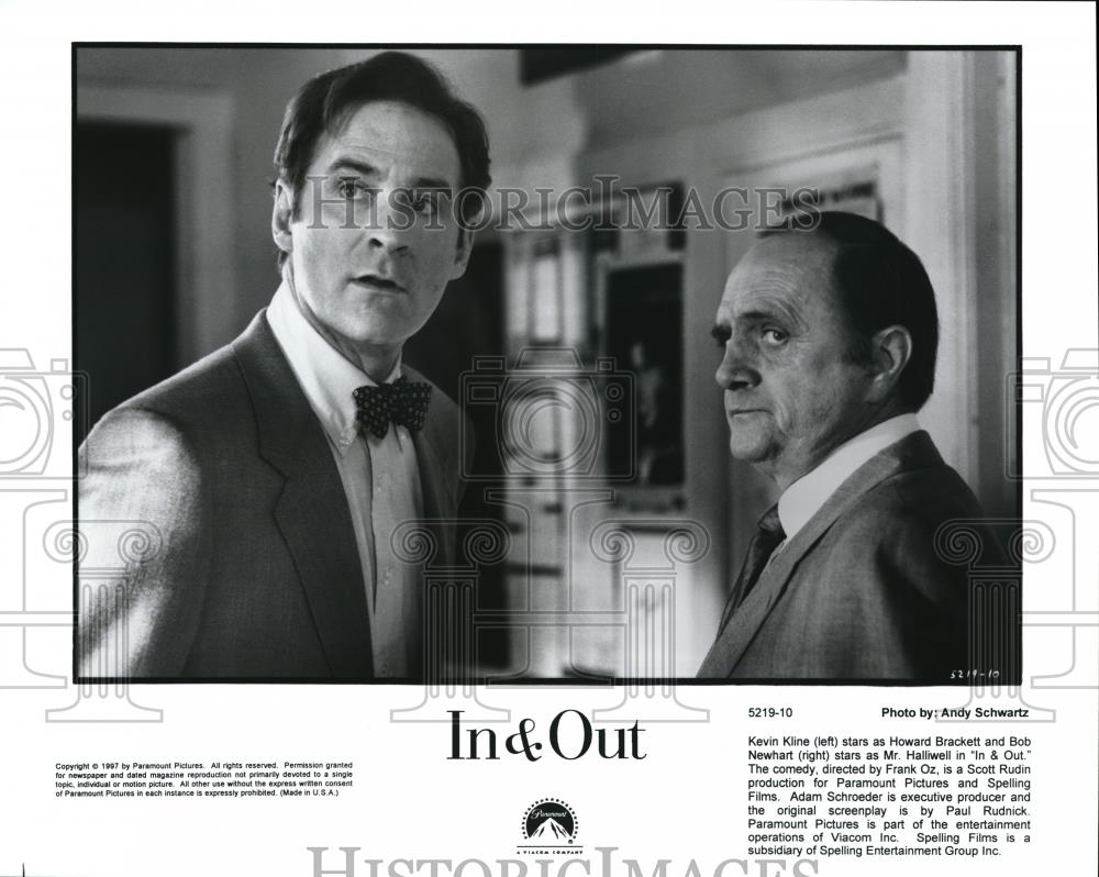 1997 Press Photo Kevin Kline Bob Newhart In &amp; Out - cvp57247 - Historic Images