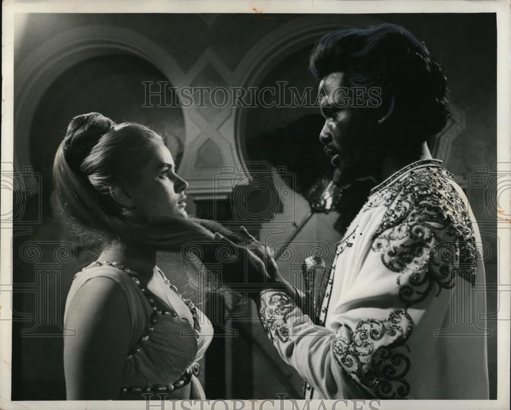 1963 Press Photo Beba Loncon Sidney Portier The Long Ships - cvp48959 - Historic Images