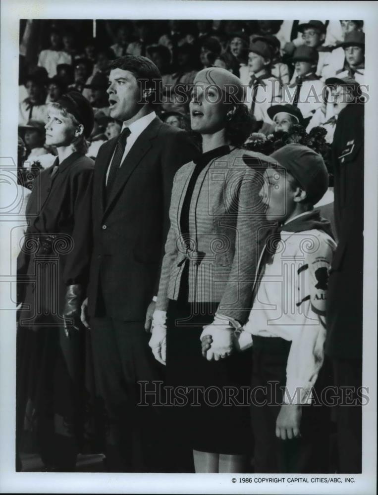 1986 Press Photo Cindy Pickett Robert Urich Wendy Hughes "Amerika" - cvp55226 - Historic Images