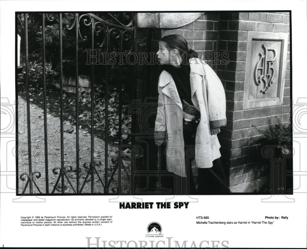 1996 Press Photo Michelle Trachtenberg stars in Harriet the Spy - cvp42316 - Historic Images