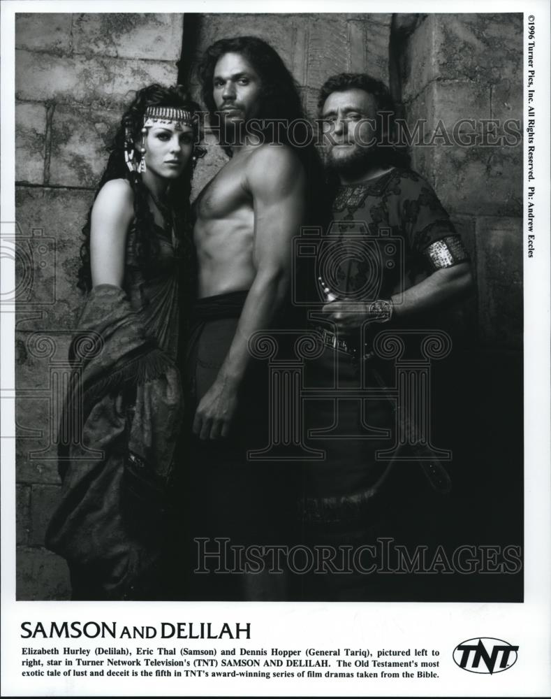 1996 Press Photo Elizabeth Hurley, Eric Thal & Dennis Hopper in Samson & Delilah - Historic Images