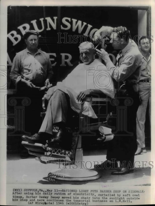 1946 Press Photo Barber Dewey Boney doing business outside his shop - cva60429 - Historic Images