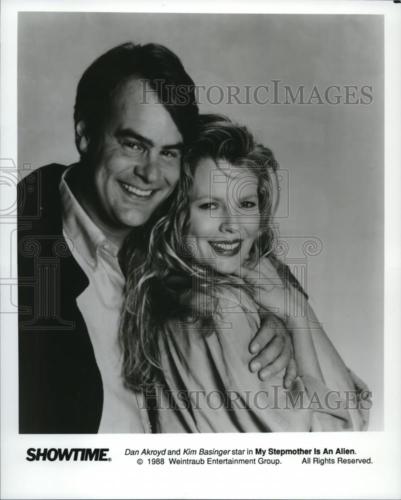 1990 Press Photo Dan Aykroyd and Kim Basinger star in My Stepmother is an Alien - Historic Images