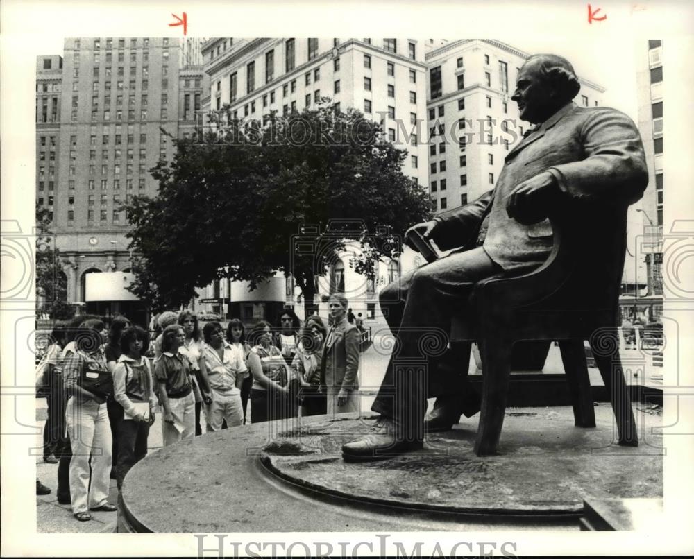 1981 Press Photo High schoolers see Tom L. Johnson statue while touring dowtown - Historic Images