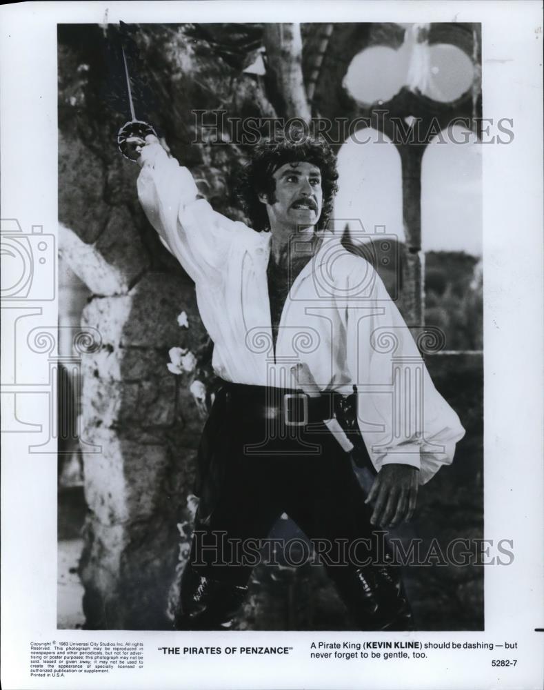 1983 Press Photo Kevin Kline in &quot;The Pirates of Penzance&quot; - cvp57848 - Historic Images