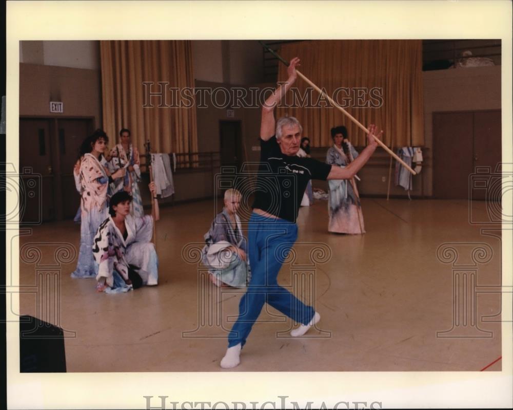 1995 Press Photo Choreographer Dick Kuch demonstrates a movement with a staff - Historic Images