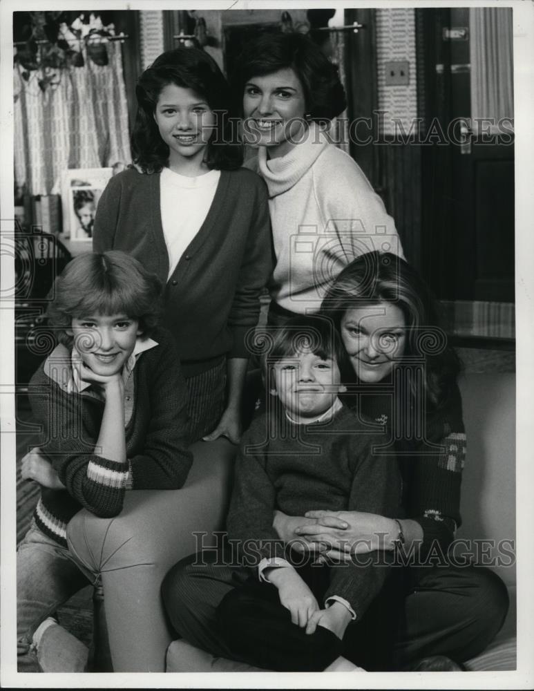 1984 Press Photo Allison Smith Ari Meyers Susan Saint James and Jane Curtain - Historic Images