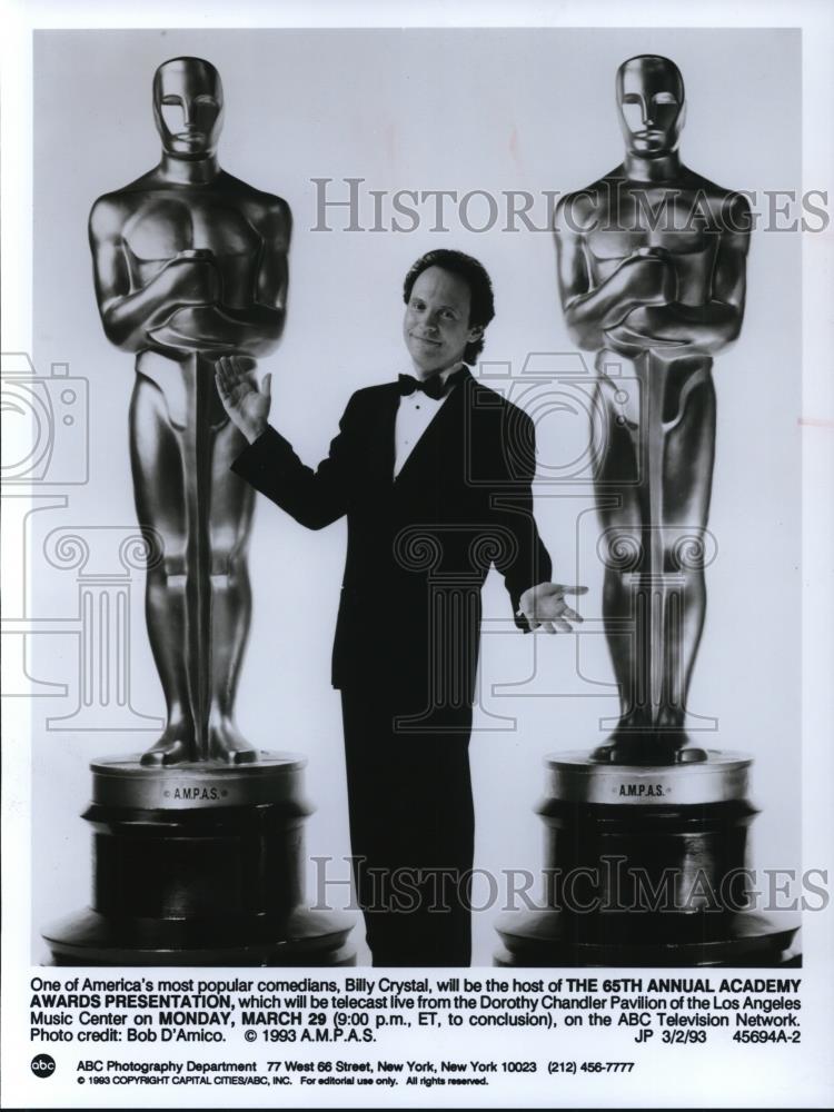 1993 Press Photo Billy Crystal hosts The 65th Annual Academy Awards - cvp43466 - Historic Images