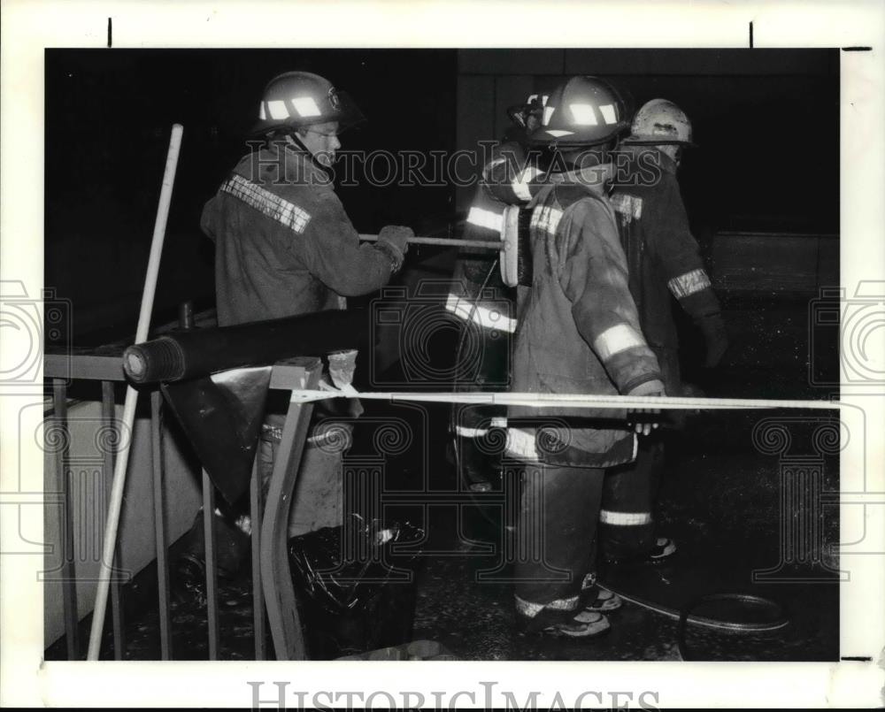 1990 Press Photo Cleveland firemen battles the Cleveland University lab. blaze - Historic Images