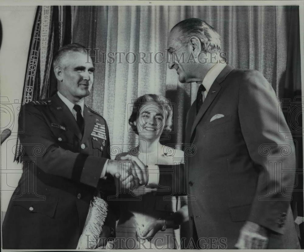 1968 Press Photo President Johnson, General William and Mrs. Westmoreland - Historic Images