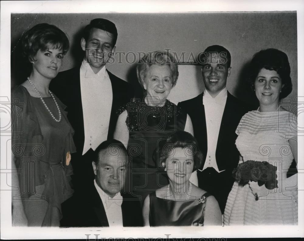 1966 Press Photo Bob Hope wife Dolores kids Nora Kelly Tony and Linda - Historic Images