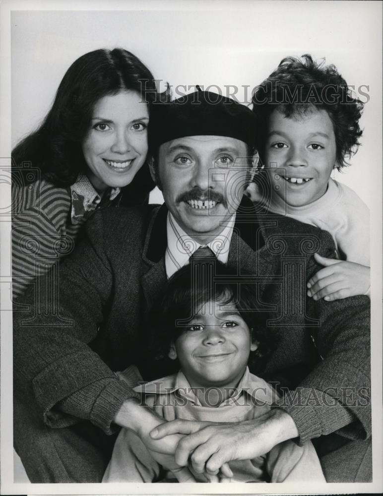 1976 Press Photo Cast of Popi - cvp72338 - Historic Images