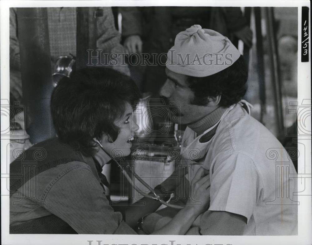 1970 Press Photo Jo Ann Pflug an Elliott Gould star in MASH movie film - Historic Images