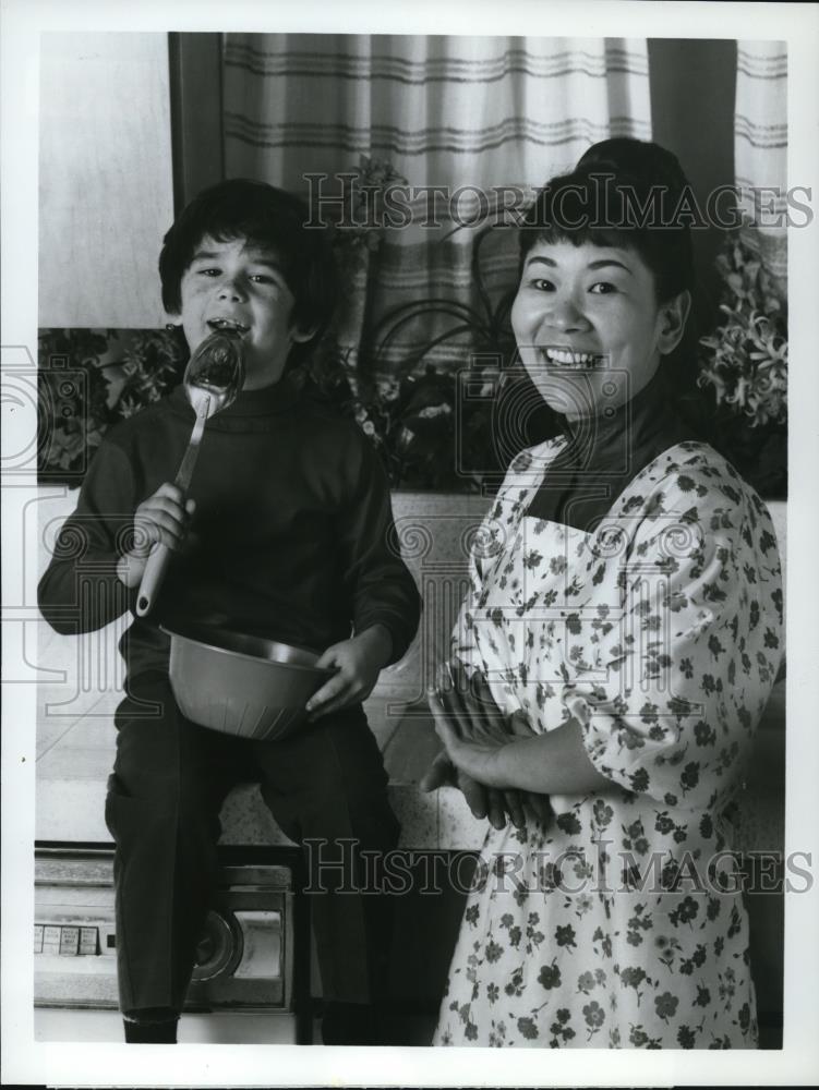 1969 Press Photo Brandon Cruz &amp; Miyosi Umeki in The Courtship of Eddie&#39;s Father - Historic Images