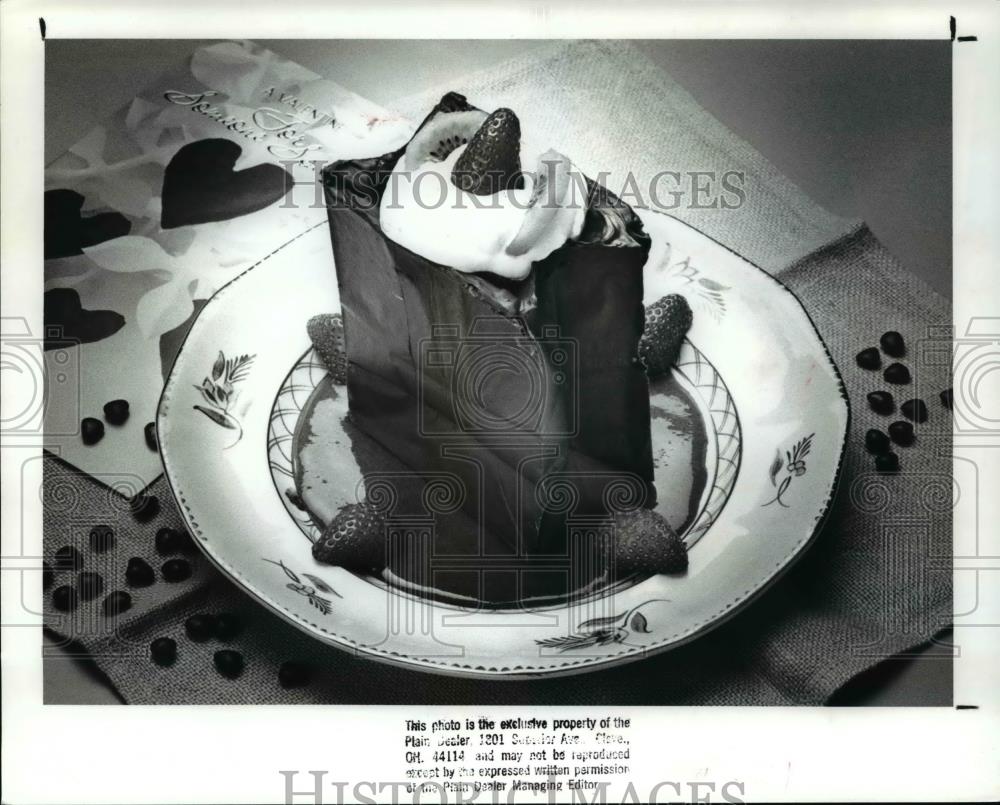 1989 Press Photo Chocolate sack, dessert - Historic Images
