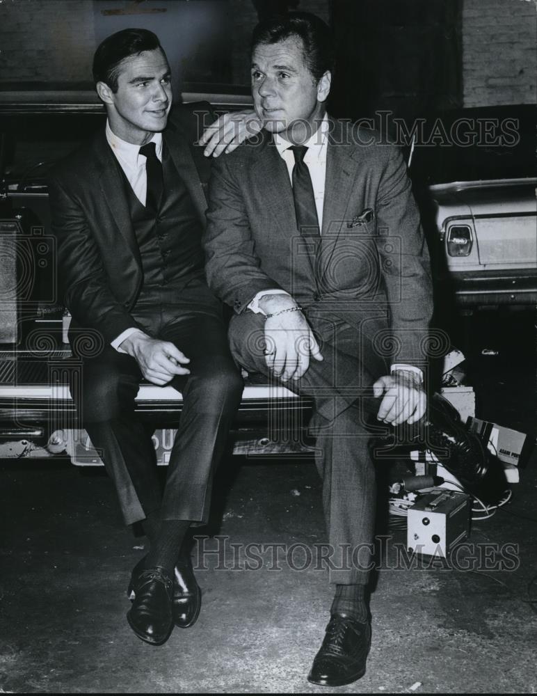 1966 Press Photo Burt Reynnolds and Wayne Grice star in Hawk TV show - cvp48326 - Historic Images