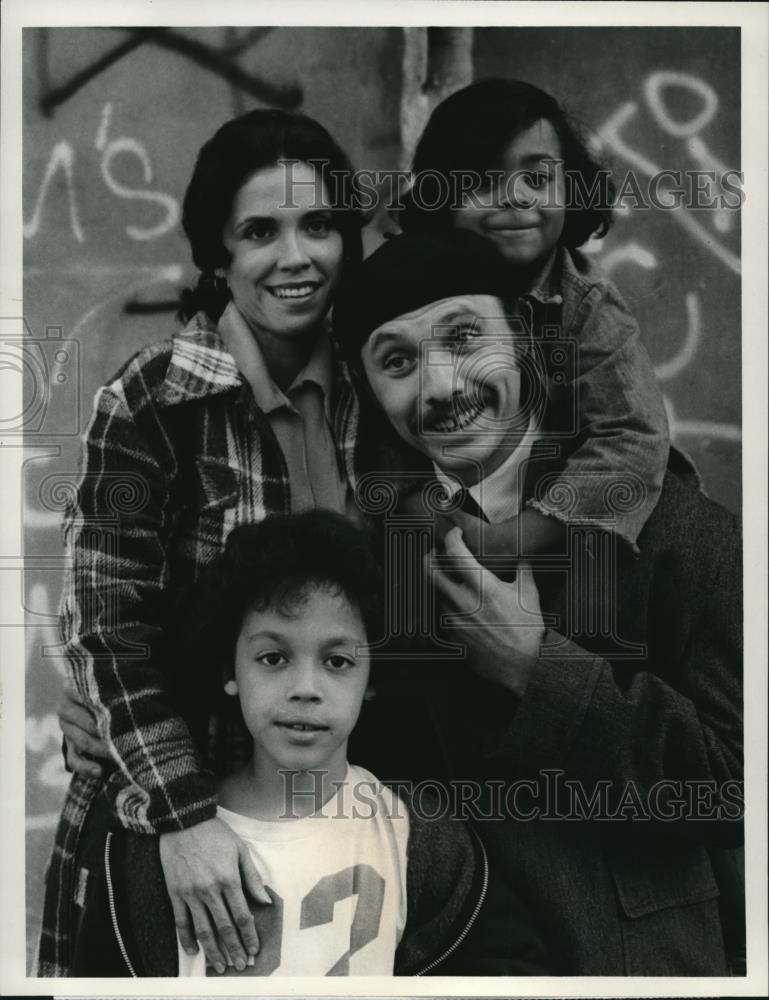 1975 Press Photo Cast of Popi - cvp72341 - Historic Images