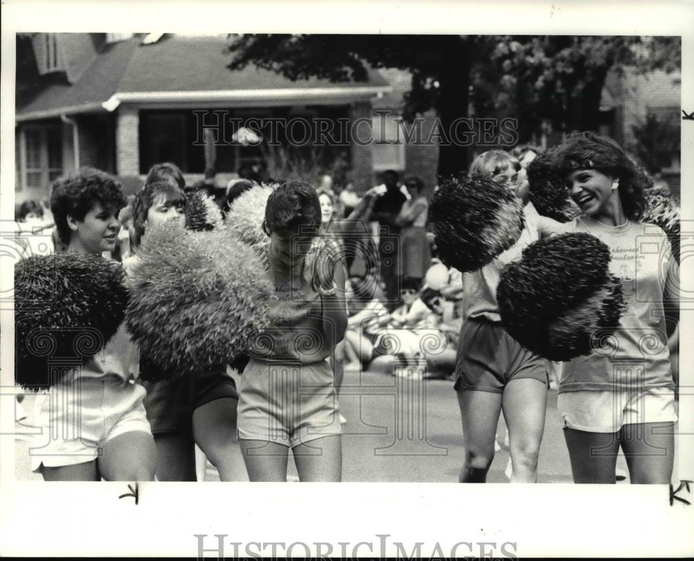 1985 Press Photo Lakewood HS cheerleaders goof at Lakewood parade - Historic Images