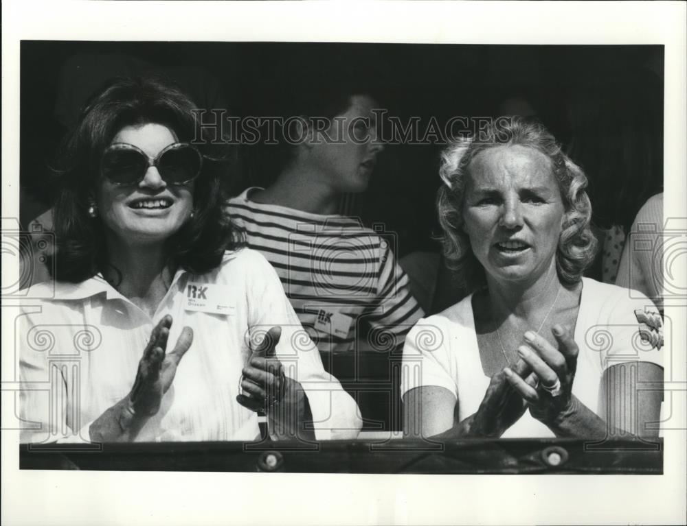 1976 Press Photo Ethel Kennedy &amp; Jacqueline Kennedy Onassis at Tennis Tournament - Historic Images