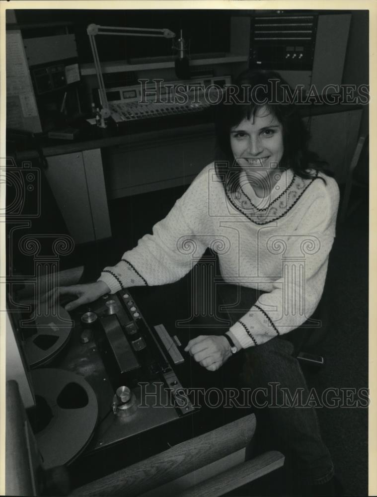 1990 Press Photo Fiona Ritchie hosts The Thistle & Shamrock Radio Show - Historic Images