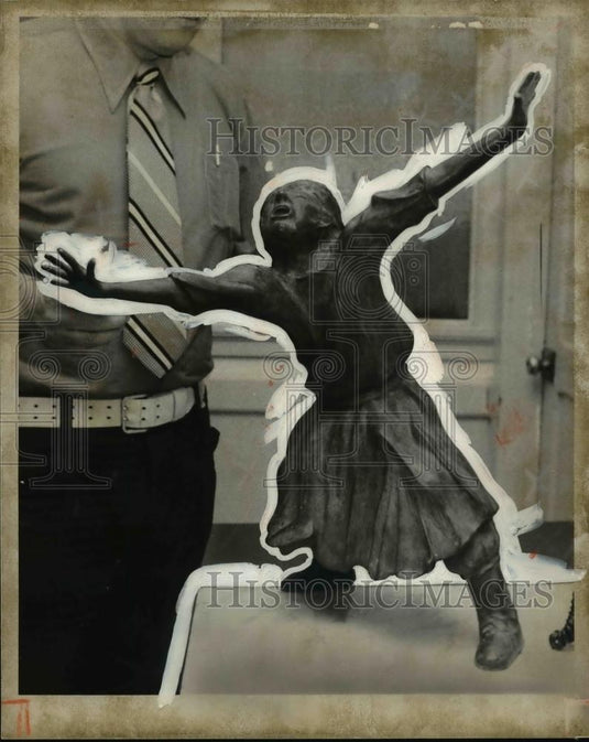 1974 Press Photo 150-pound bronze statue of Helen Keler, stolen then recovered - Historic Images