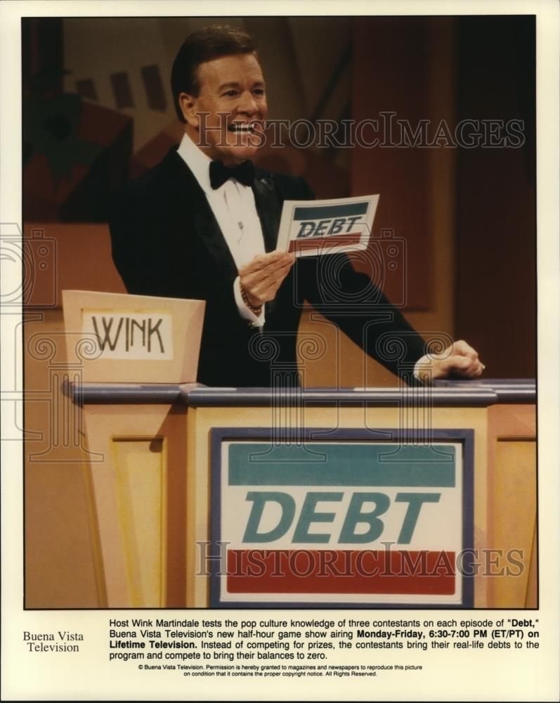 Press Photo Host Wink Martindale tests pop culture knowledge in Debt - cvp72790 - Historic Images