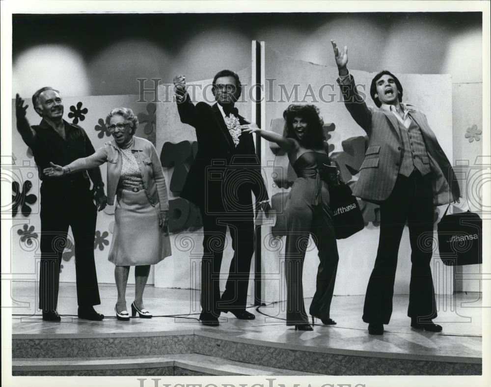 Press Photo Holding Lufthsana totes, people singing - cvp43805 - Historic Images