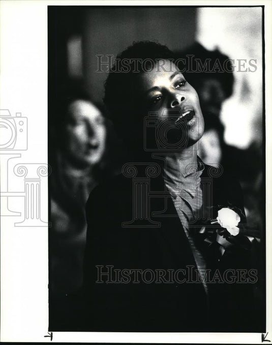 1984 Press Photo Judy Willis sings her solo at Navy Finance Center - cva50602 - Historic Images