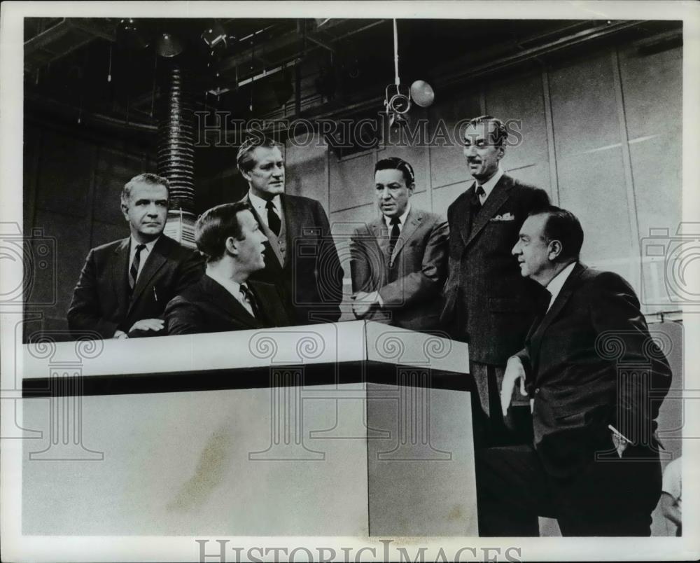 Press Photo CBS News Correspondents - cvp55706 - Historic Images