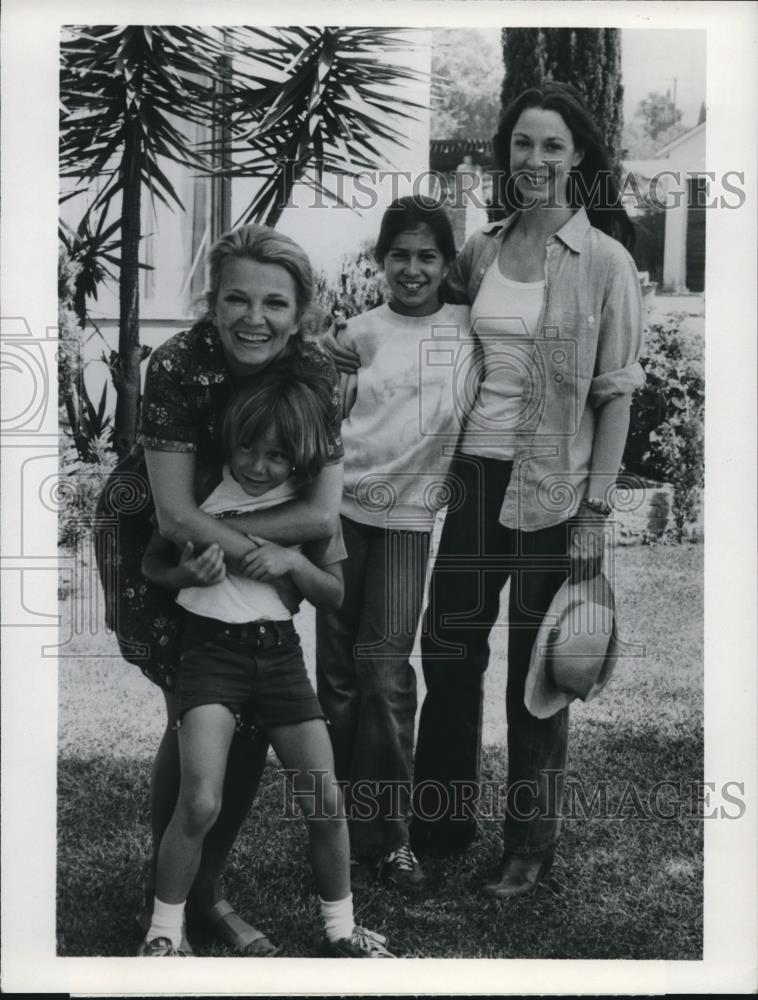 1978 Press Photo Gena Rowlands, Keith Mitchell & Cast of The Question of Love - Historic Images