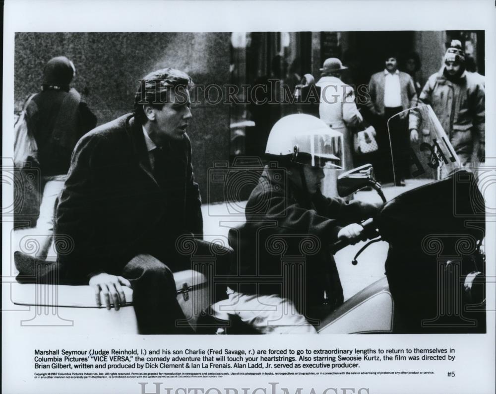 1988 Press Photo Judge Reinhold &amp; Fred Savage in Vice Versa - cvp54397 - Historic Images