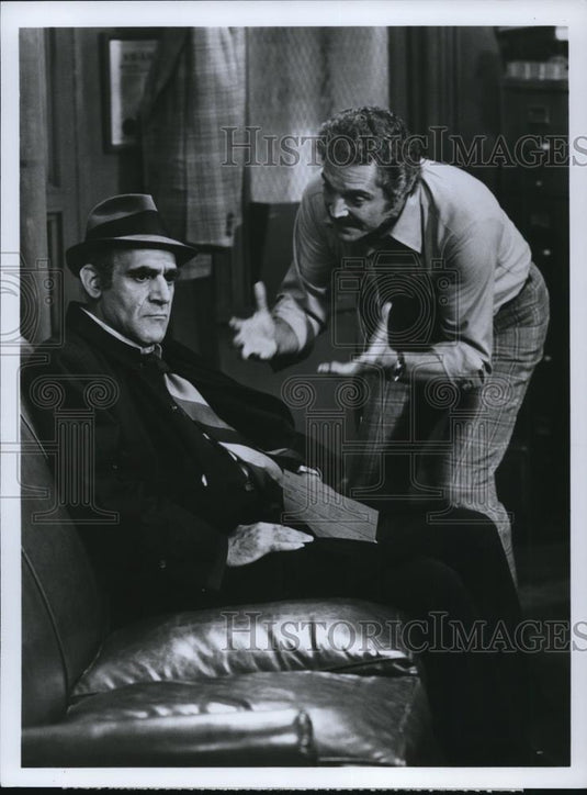 1977 Press Photo Abe Vigoda, Hal Linden in Barney Miller - cvp53773 - Historic Images