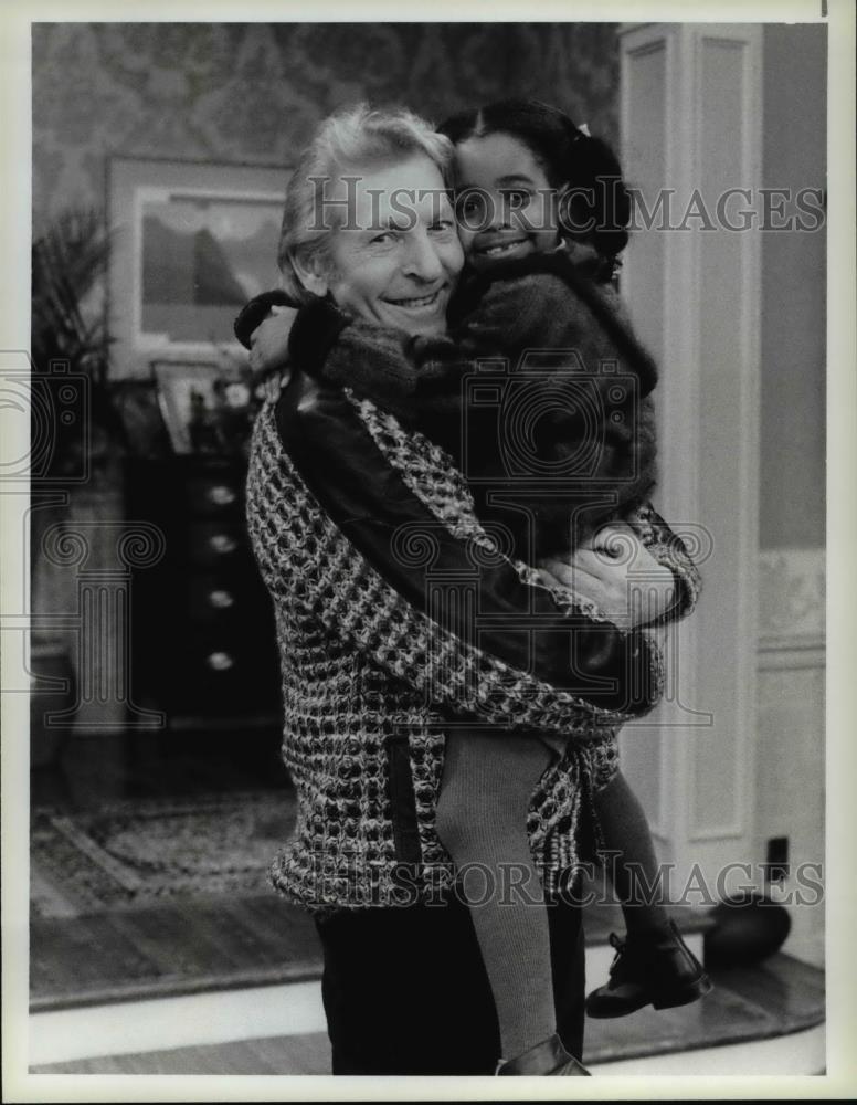 1985 Press Photo Danny Kaye &amp; Keshia Knight Pulliam in The Cosby Show - Historic Images