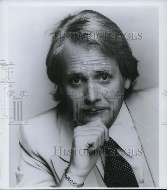 1984 Press Photo Martin Mull on Industrial Wasteland in August - cvp49281 - Historic Images
