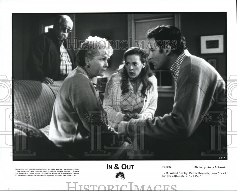 1997 Press Photo Wilford Brimley Debbie Reynolds Joan Cusack Kevin Kline In &amp;Out - Historic Images