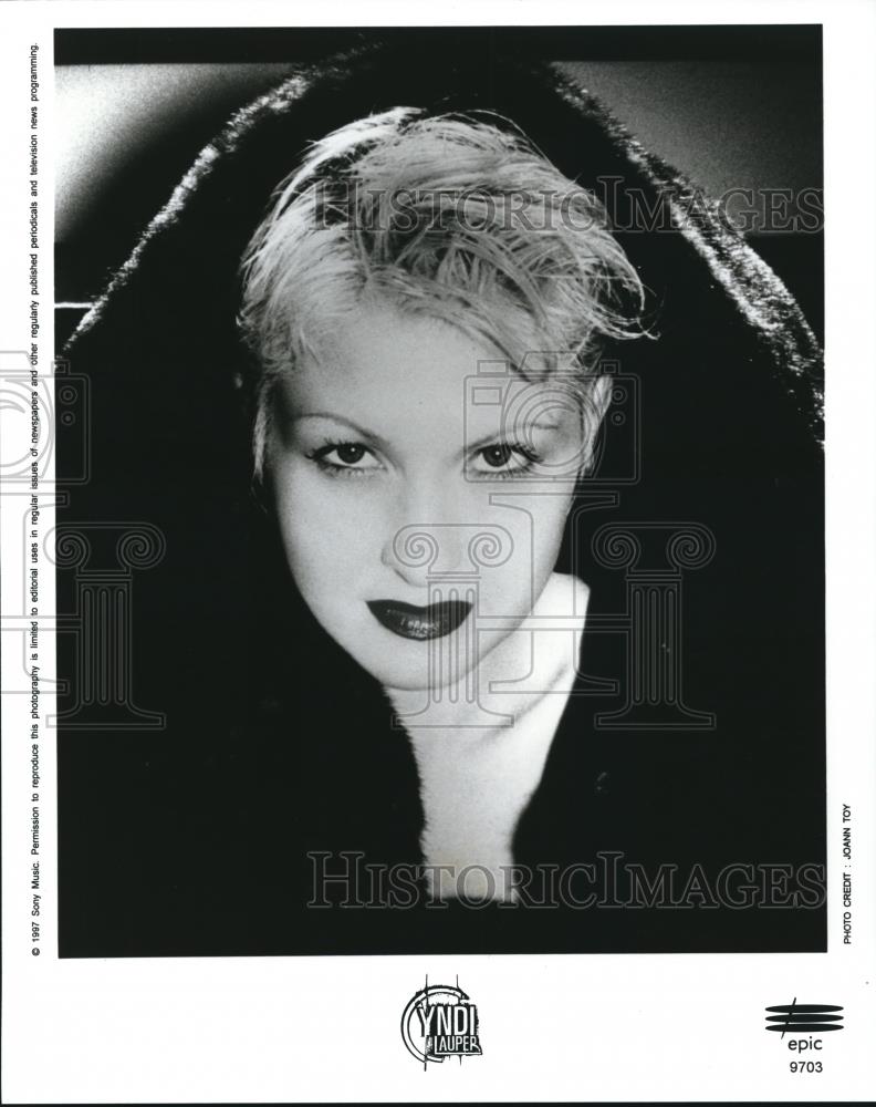 1997 Press Photo Cyndi Lauper Pop Music Singer and Songwriter - cvp52856 - Historic Images