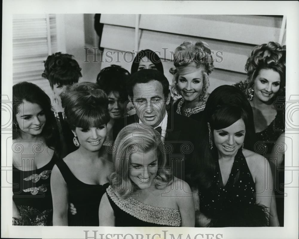 1968 Press Photo Joey Bishop Playboy Bunnies on Guide to the Swinging Bachelor - Historic Images