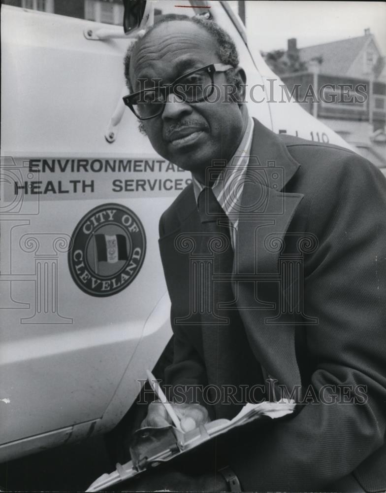 1977 Press Photo Curtis H. Reynolds Rat Control Cleveland Environmental Health - Historic Images