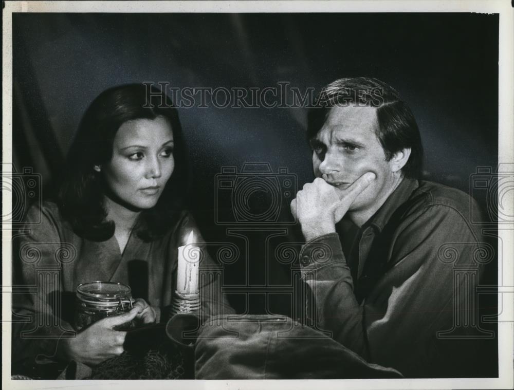 1978 Press Photo Kieu Chinh and Alan Alda star in MASH TV show - cvp51664 - Historic Images