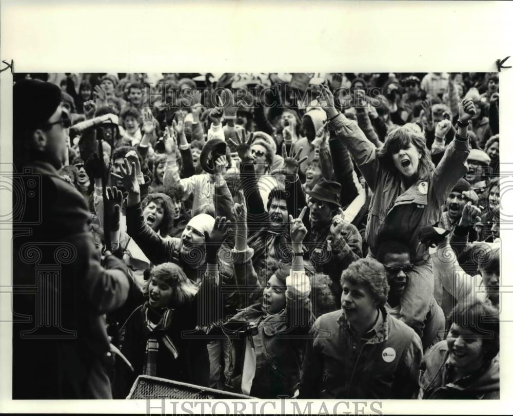 1988 Press Photo Crowd cheers the Wild Horses &amp; they sing old rock &amp; roll stones - Historic Images