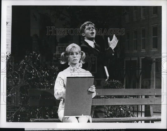 1968 Press Photo Robert Morse and E.J. Peaker in How We Met - cvp50799 - Historic Images