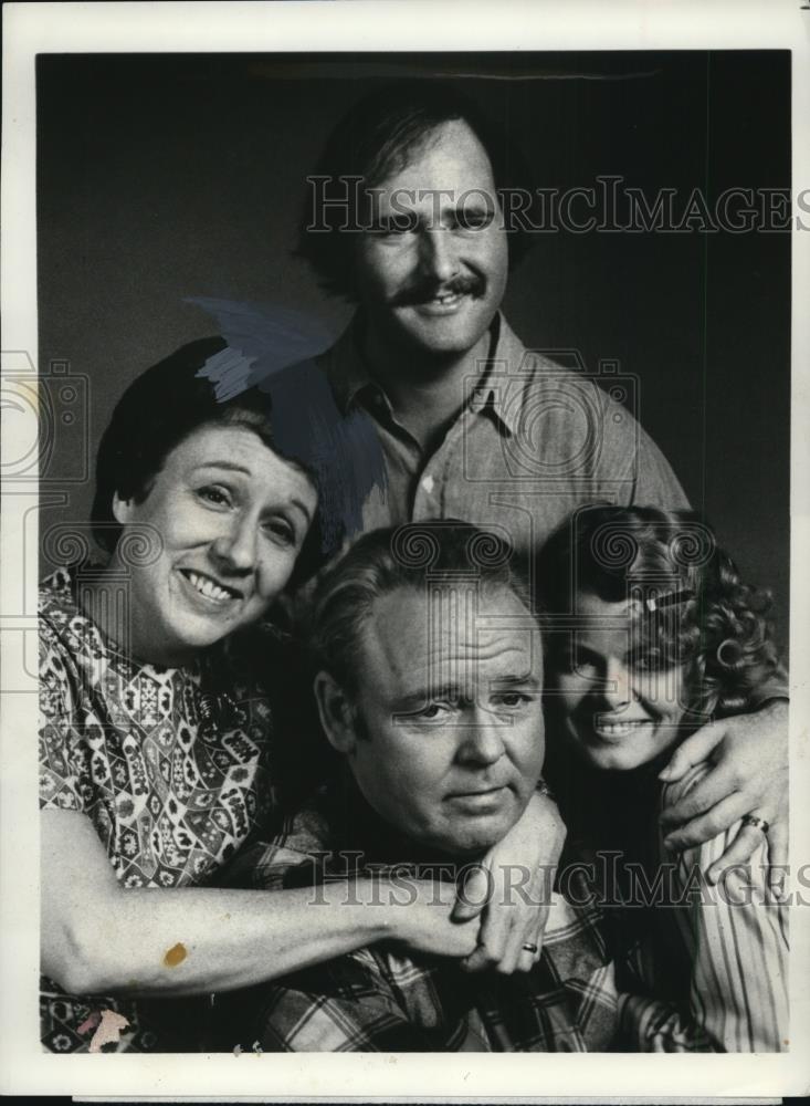 1975 Press Photo Carroll O'Connor, Jean Stapleton & Cast of All In the Family - Historic Images
