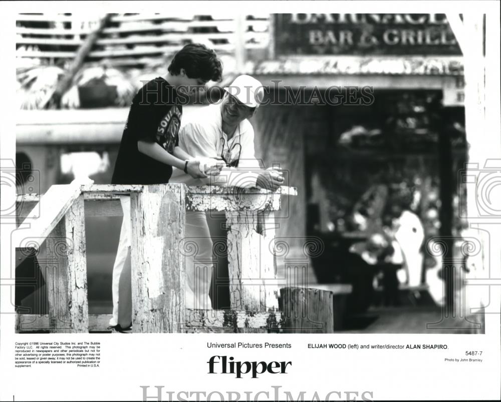 1996 Press Photo Elijah Wood &amp; Director Alan Shapiro in Flipper - cvp41845 - Historic Images