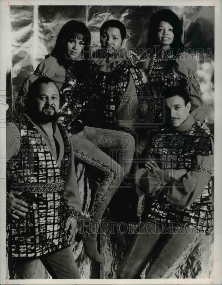 1972 Press Photo The 5th Dimension Openng Night USA - cvp55379 - Historic Images