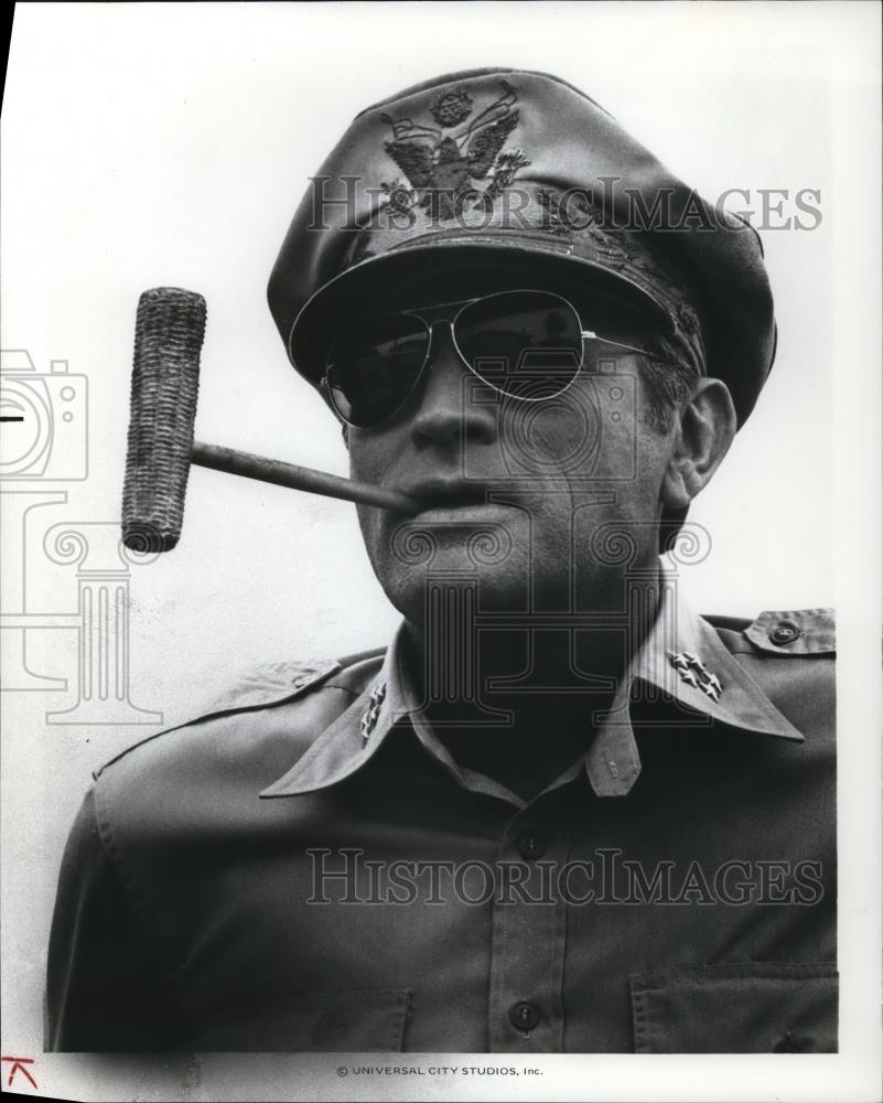 1977 Press Photo Gregory Peck stars as General Douglas MacArthur - cvp49813 - Historic Images