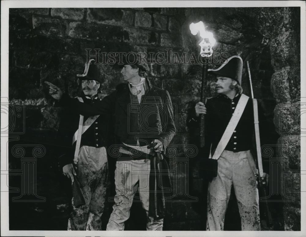 1978 Press Photo Anthony Perkins and Gendarmes in Les Miserables - cvp51598 - Historic Images