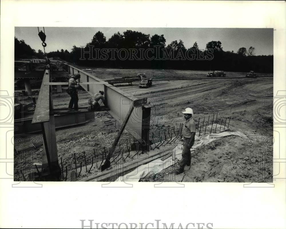 1990 Press Photo Highway Workers place steel for Munn Rd. over Route 422 - Historic Images