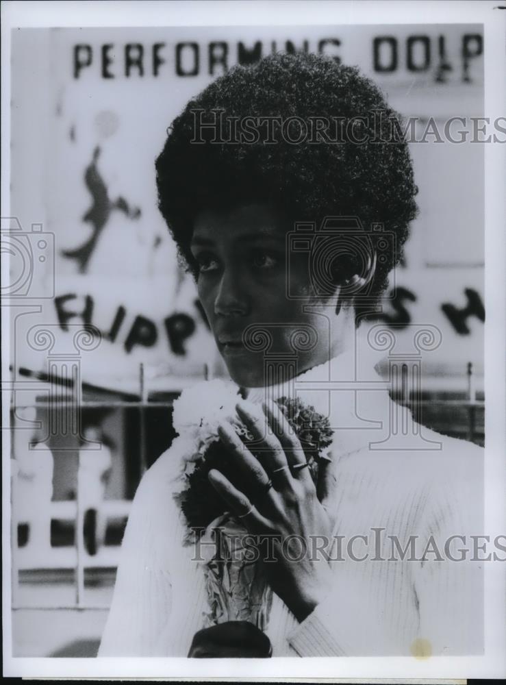 1977 Press Photo Esther Anderson A Warm December - cvp54014 - Historic Images